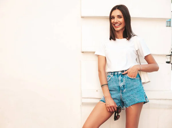 Porträtt Ung Vacker Leende Hipster Kvinna Trendiga Sommar Jeans Shorts — Stockfoto