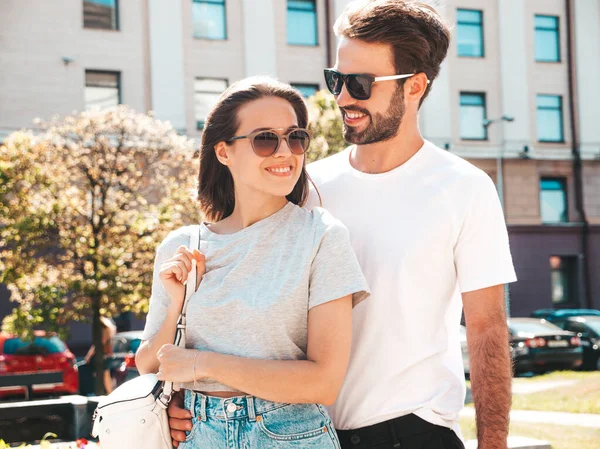 Sonriendo Hermosa Mujer Apuesto Novio Mujer Con Ropa Casual Verano —  Fotos de Stock