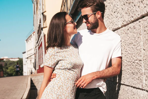 Sorrindo Mulher Bonita Seu Namorado Bonito Mulher Roupas Verão Casuais — Fotografia de Stock