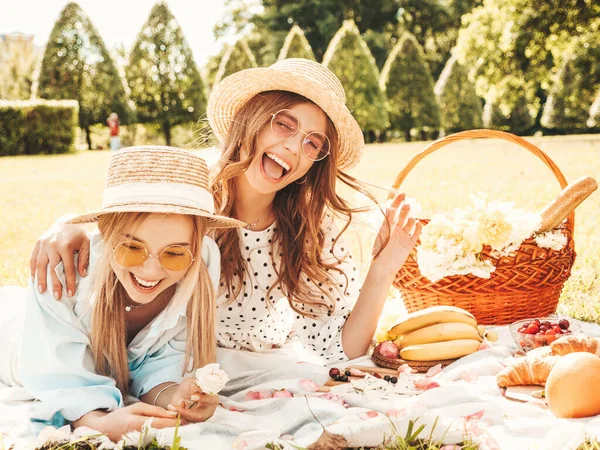 Två Unga Vackra Leende Hona Trendig Sommar Solklänning Och Hatt — Stockfoto