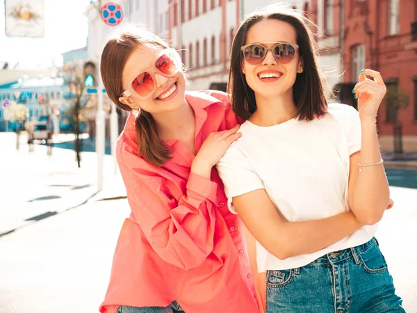 Duas Jovens Bonita Sorridente Hipster Fêmea Moda Verão Branco Shirt — Fotografia de Stock