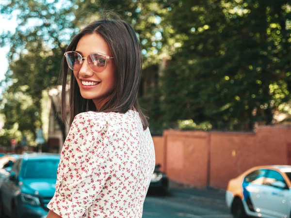 Ung Vacker Leende Hipster Kvinna Trendig Sommarklänning Sexig Bekymmerslös Kvinna — Stockfoto