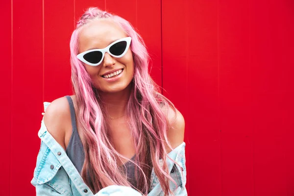 Jonge Mooie Glimlachende Hippe Vrouw Trendy Zomerbroek Met Roze Kapsel — Stockfoto