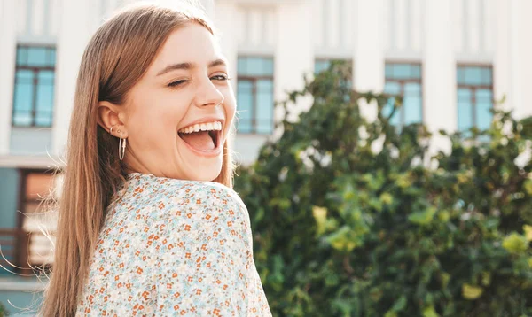 Joven Hermosa Mujer Hipster Sonriente Vestido Verano Moda Mujer Despreocupada — Foto de Stock