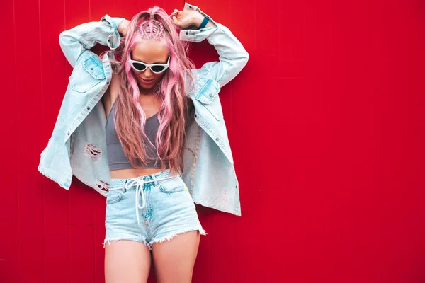 Ung Vacker Leende Hipster Kvinna Trendiga Sommar Jeans Shorts Med — Stockfoto