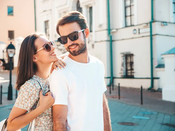 Sorrindo Mulher Bonita Seu Namorado Bonito Mulher Roupas Verão Casuais — Fotografia de Stock