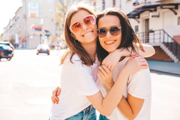 Due Giovani Belle Donne Hipster Sorridenti Trendy Estate Bianco Shirt — Foto Stock