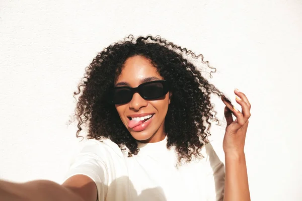 Hermosa Mujer Negra Con Peinado Afro Rizos Modelo Hipster Sonriente — Foto de Stock