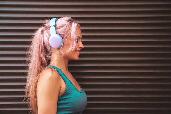 Mujer Sonriente Fitness Ropa Deportiva Verde Con Pelo Rosa Joven — Foto de Stock