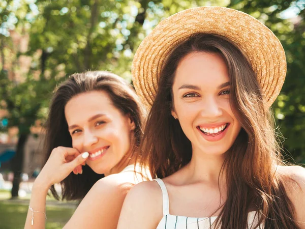 Två Unga Vackra Leende Hipster Kvinna Trendiga Sommarkläder Sexiga Bekymmerslösa — Stockfoto