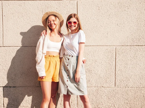 Dos Jóvenes Hermosas Hembras Hipster Sonrientes Ropa Verano Moda Sexy — Foto de Stock