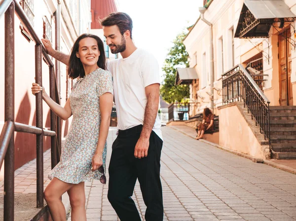 Sorrindo Mulher Bonita Seu Namorado Bonito Mulher Roupas Verão Casuais — Fotografia de Stock