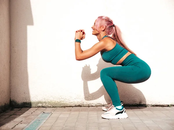Γυμναστική Χαμογελαστή Γυναίκα Πράσινα Αθλητικά Ρούχα Ροζ Μαλλιά Κάνει Καταλήψεις — Φωτογραφία Αρχείου