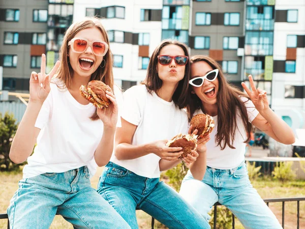 Три Молодих Красивих Усміхнених Хіпстерки Жінки Модному Літньому Одязі Сексуальні — стокове фото