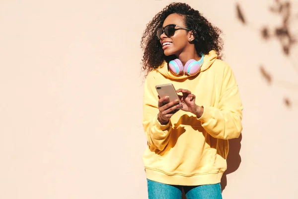 Bella Donna Nera Con Riccioli Afro Acconciatura Modello Sorridente Felpa — Foto Stock