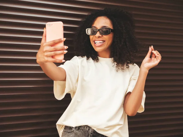 Bella Donna Nera Con Riccioli Afro Acconciatura Modello Hipster Sorridente — Foto Stock