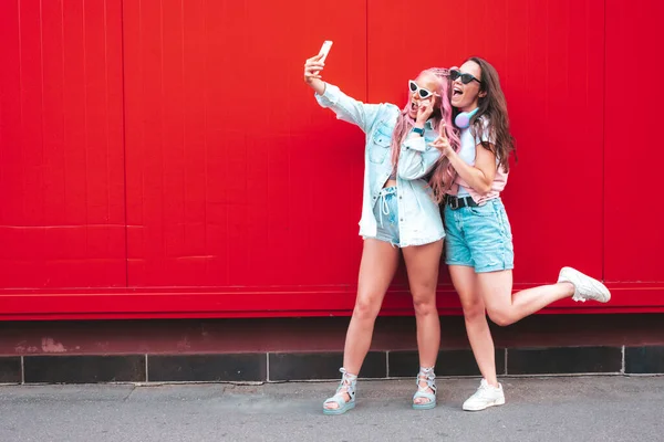 Dos Jóvenes Hermosas Hembras Hipster Sonrientes Ropa Verano Moda Sexy —  Fotos de Stock