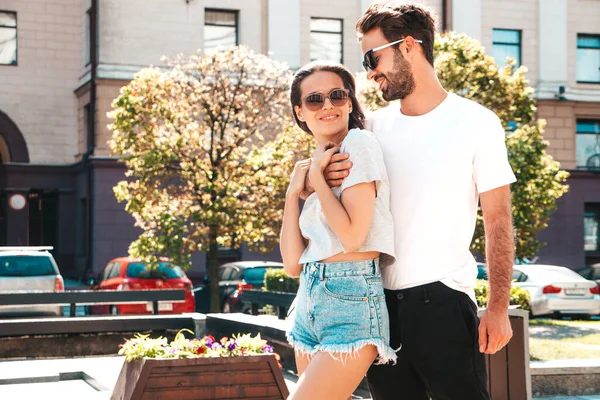 Sonriendo Hermosa Mujer Apuesto Novio Mujer Con Ropa Casual Verano —  Fotos de Stock