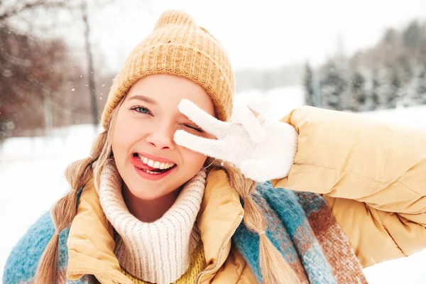 Ung Vacker Leende Hipster Kvinna Trendiga Varma Kläder Och Scarf — Stockfoto