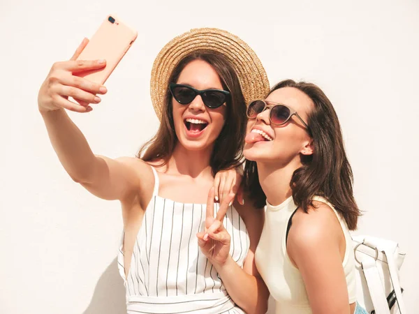 Deux Jeunes Belles Femmes Hipster Souriantes Dans Des Vêtements Été — Photo