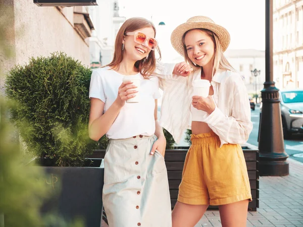 Dvě Mladé Krásné Usmívající Hipster Žena Módní Letní Oblečení Sexy — Stock fotografie