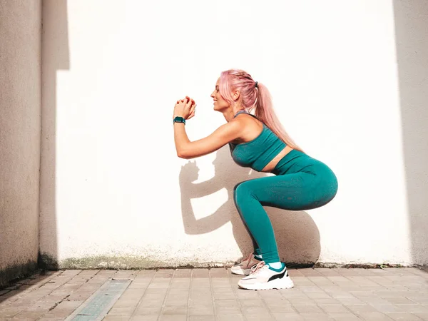 Fitness Mulher Sorrindo Roupas Esportivas Verdes Com Cabelo Rosado Ela — Fotografia de Stock