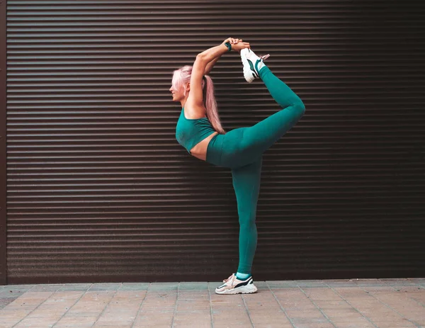 Fitness Uśmiechnięta Kobieta Zielonej Odzieży Sportowej Różowymi Włosami Młody Piękny — Zdjęcie stockowe