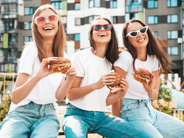 Tři Mladé Krásné Usmívající Hipster Fena Módní Letní Stejné Oblečení — Stock fotografie
