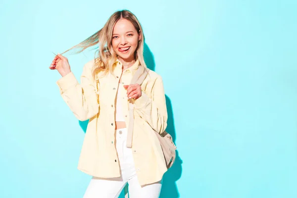 Giovane Bella Donna Guardando Camera Trendy Femminile Sorridente Abiti Estivi — Foto Stock