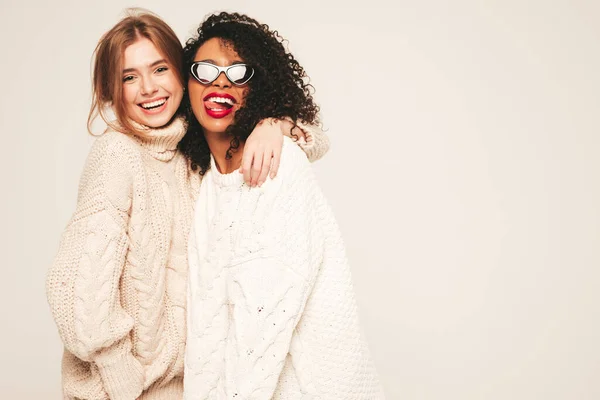 Zwei Junge Schön Lächelnde Internationale Hipsterinnen Warmen Winterpullovern Sexy Unbeschwerte — Stockfoto