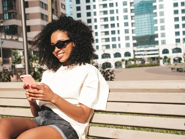 Belle Femme Noire Avec Des Boucles Afro Coiffure Modèle Souriant — Photo