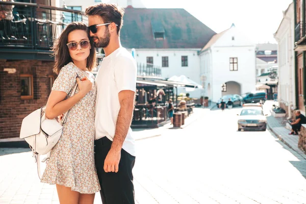 Sorrindo Mulher Bonita Seu Namorado Bonito Mulher Roupas Verão Casuais — Fotografia de Stock