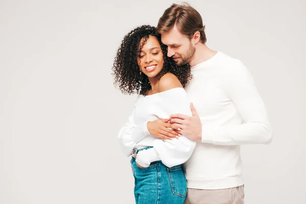 Lachende Mooie Vrouw Haar Knappe Vriendje Gelukkig Vrolijke Multiraciale Familie — Stockfoto