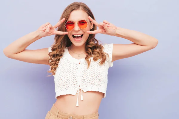 Jovem Bela Fêmea Sorridente Verão Moderno Macacão Hipster Branco Vermelho — Fotografia de Stock