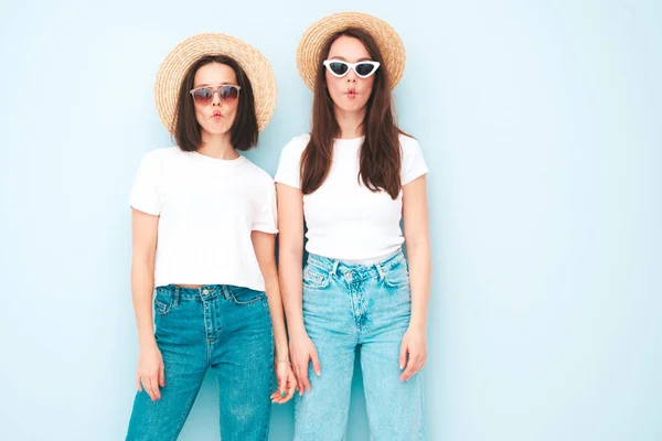 Twee Jonge Mooie Glimlachende Hippe Teefjes Trendy Zomerse Witte Shirt — Stockfoto