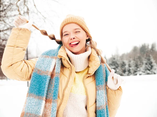 Ung Vacker Leende Hipster Kvinna Trendiga Varma Kläder Och Scarf — Stockfoto