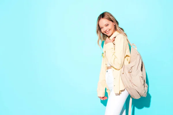 Giovane Bella Donna Guardando Camera Trendy Femminile Sorridente Abiti Estivi — Foto Stock