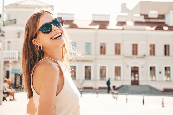 Ung Vacker Leende Hipster Kvinna Trendiga Sommarkläder Sexig Bekymmerslös Kvinna — Stockfoto