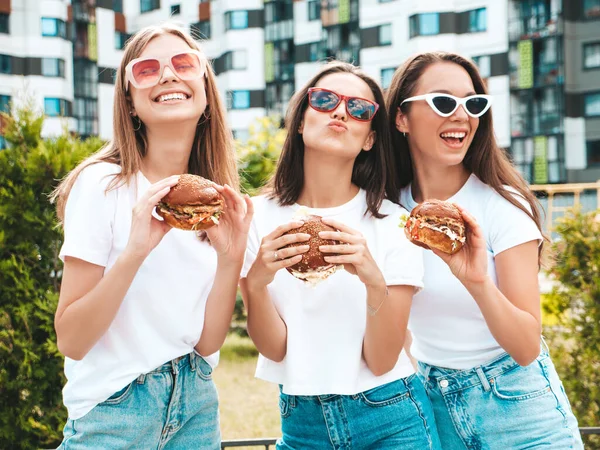 Tři Mladé Krásné Usmívající Hipster Fena Módní Letní Stejné Oblečení — Stock fotografie