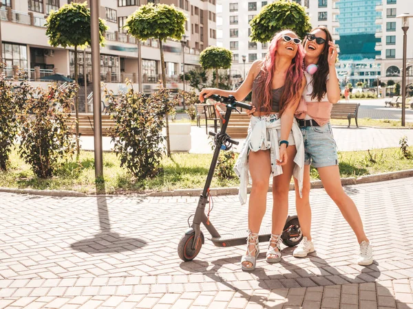 Two Young Beautiful Smiling Hipster Female Trendy Summer Clothes Sexy — Stock Photo, Image