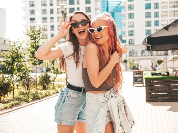 Deux Jeunes Belles Femmes Hipster Souriantes Dans Des Vêtements Été — Photo