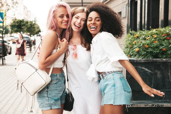 Trois Jeunes Belles Femmes Hipster Souriantes Dans Des Vêtements Été — Photo
