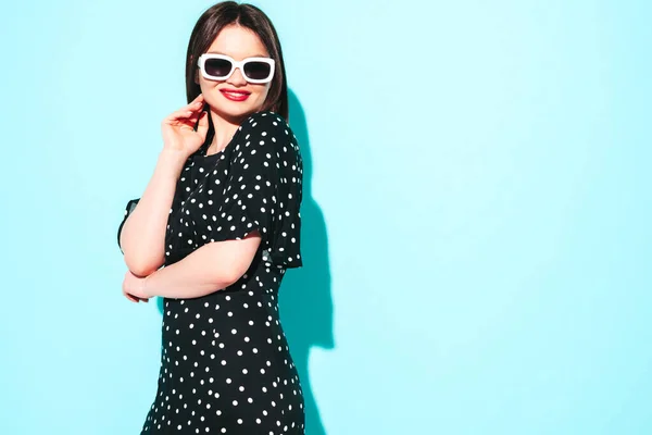 Retrato Alta Moda Joven Hermosa Mujer Morena Con Bonito Vestido —  Fotos de Stock