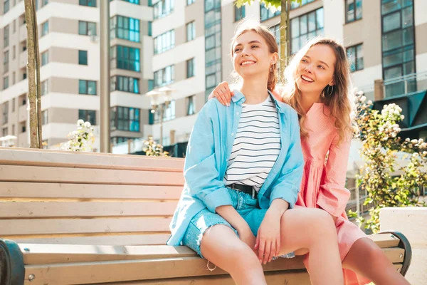 Dua Pemuda Cantik Tersenyum Hipster Perempuan Musim Panas Trendi Clothes — Stok Foto