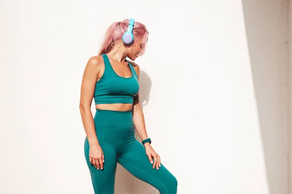 Fitness Usmívající Žena Zeleném Sportovním Oblečení Růžovými Vlasy Mladý Krásný — Stock fotografie