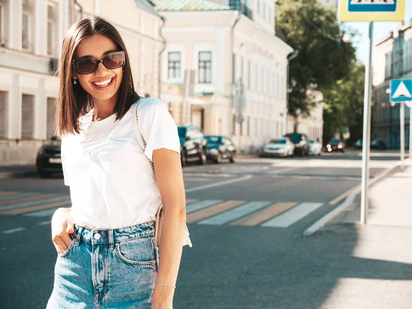 Porträtt Ung Vacker Leende Hipster Kvinna Trendiga Sommar Jeans Shorts — Stockfoto