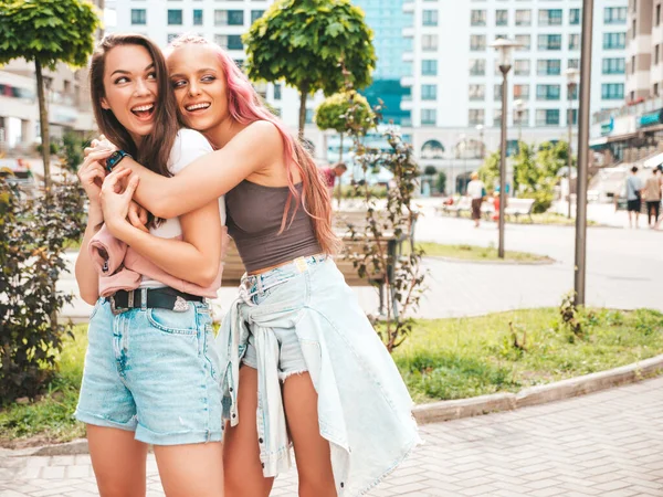 两个年轻美丽的嬉皮士女 穿着时髦的夏装 性感无忧无虑的女人 一头粉红的头发在街上摆姿势 在日落时玩得很开心的纯模特快乐而快乐 — 图库照片