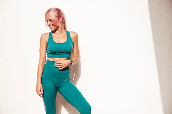 Fitness Usmívající Žena Zeleném Sportovním Oblečení Růžovými Vlasy Mladá Krásná — Stock fotografie