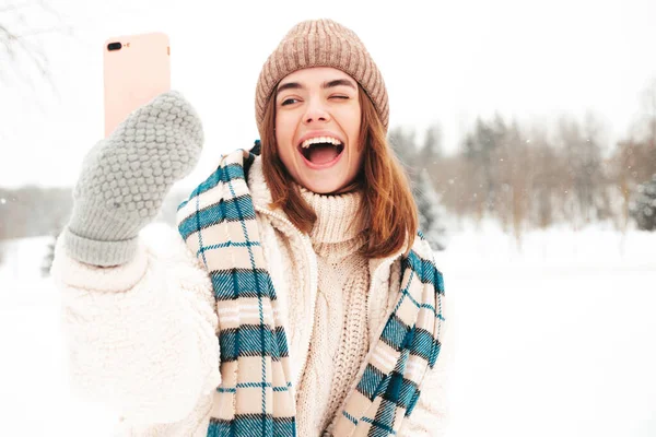 Ung Vacker Leende Hipster Kvinna Trendiga Varma Kläder Och Scarf — Stockfoto