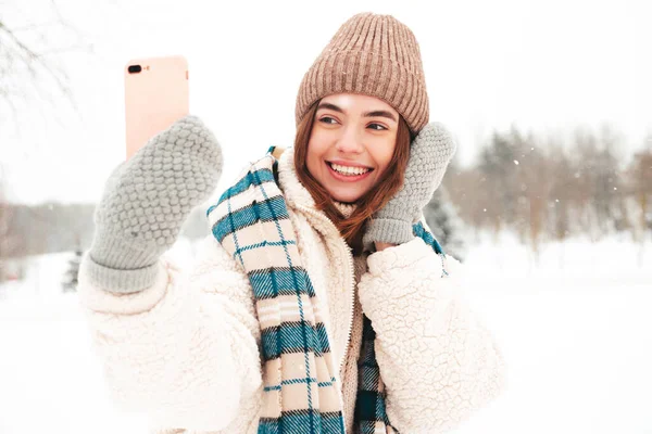 Ung Vacker Leende Hipster Kvinna Trendiga Varma Kläder Och Scarf — Stockfoto